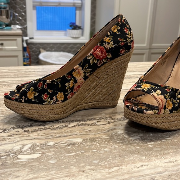 Size 9 floral wedge heels - Picture 5 of 5